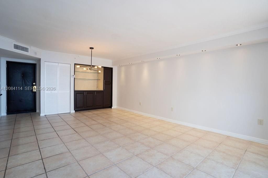 For Rent: $2,600 (1 beds, 1 baths, 877 Square Feet)