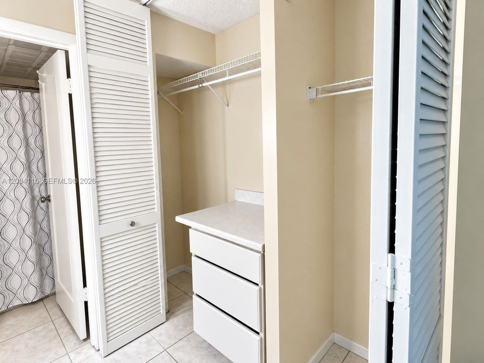 For Rent: $1,400 (1 beds, 1 baths, 800 Square Feet)
