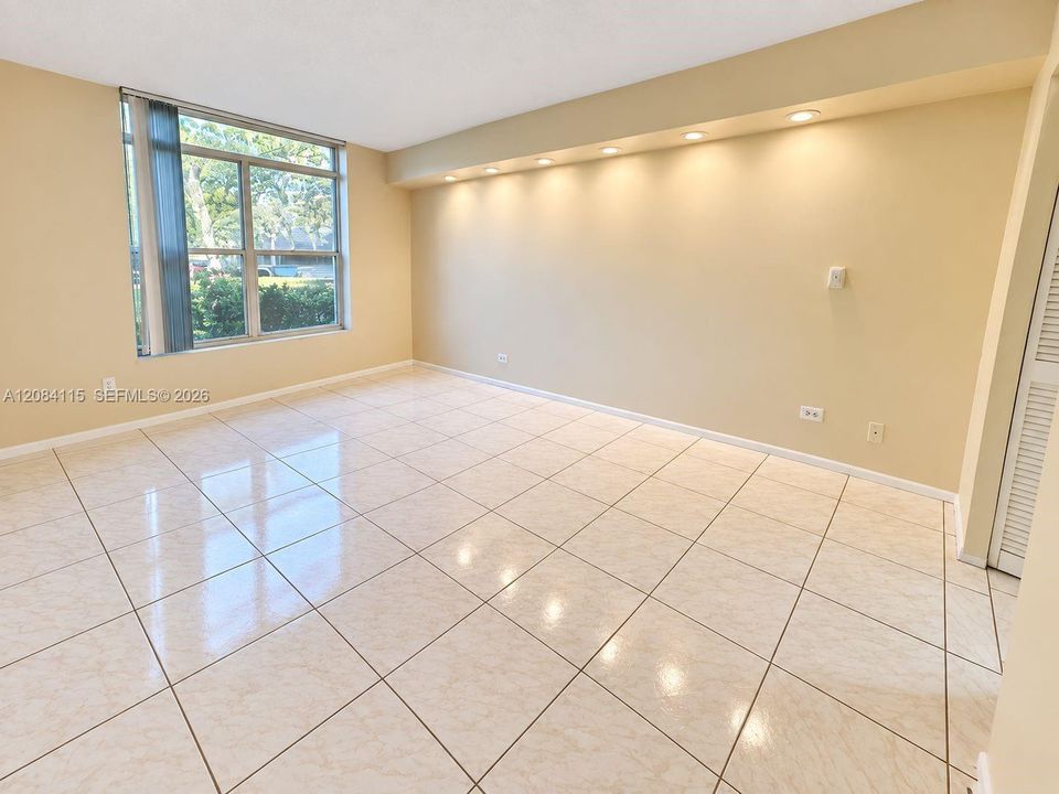 For Rent: $1,400 (1 beds, 1 baths, 800 Square Feet)