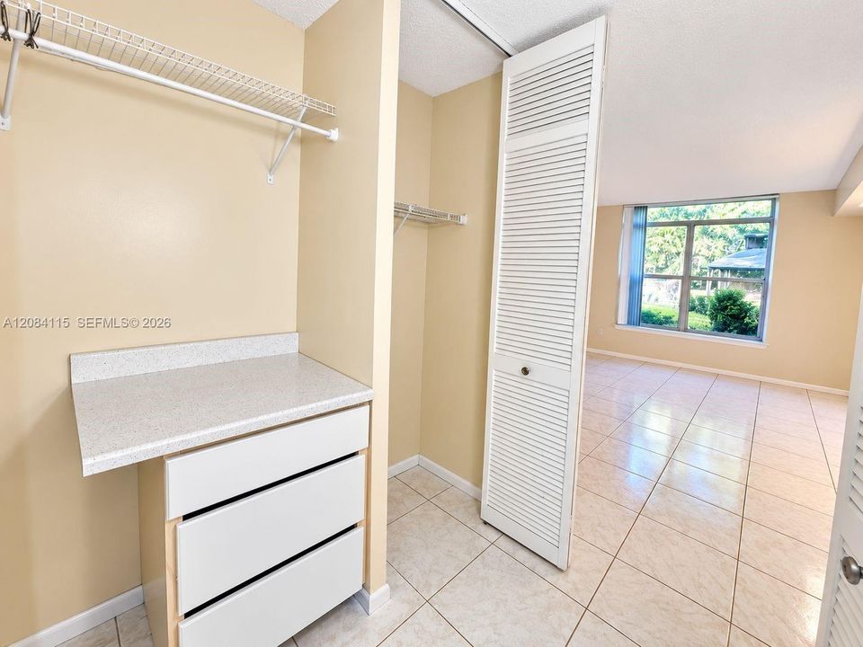 For Rent: $1,400 (1 beds, 1 baths, 800 Square Feet)
