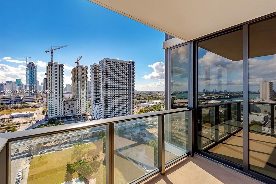 В аренду: $4,000 (2 спален, 2 ванн, 1040 Квадратных фут)