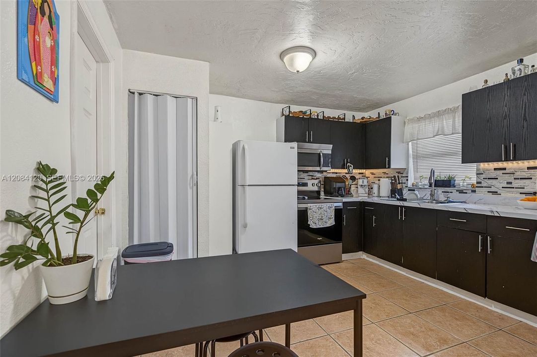 Activo con contrato: $294,900 (3 camas, 1 baños, 1200 Pies cuadrados)