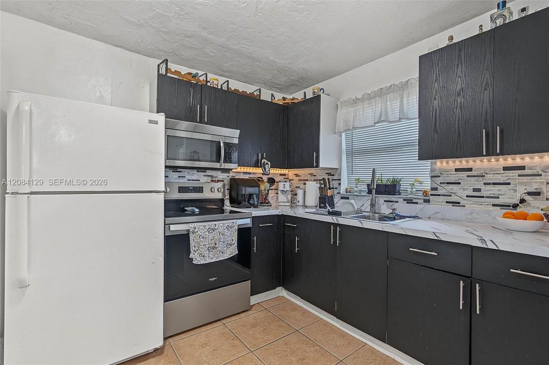 Activo con contrato: $294,900 (3 camas, 1 baños, 1200 Pies cuadrados)