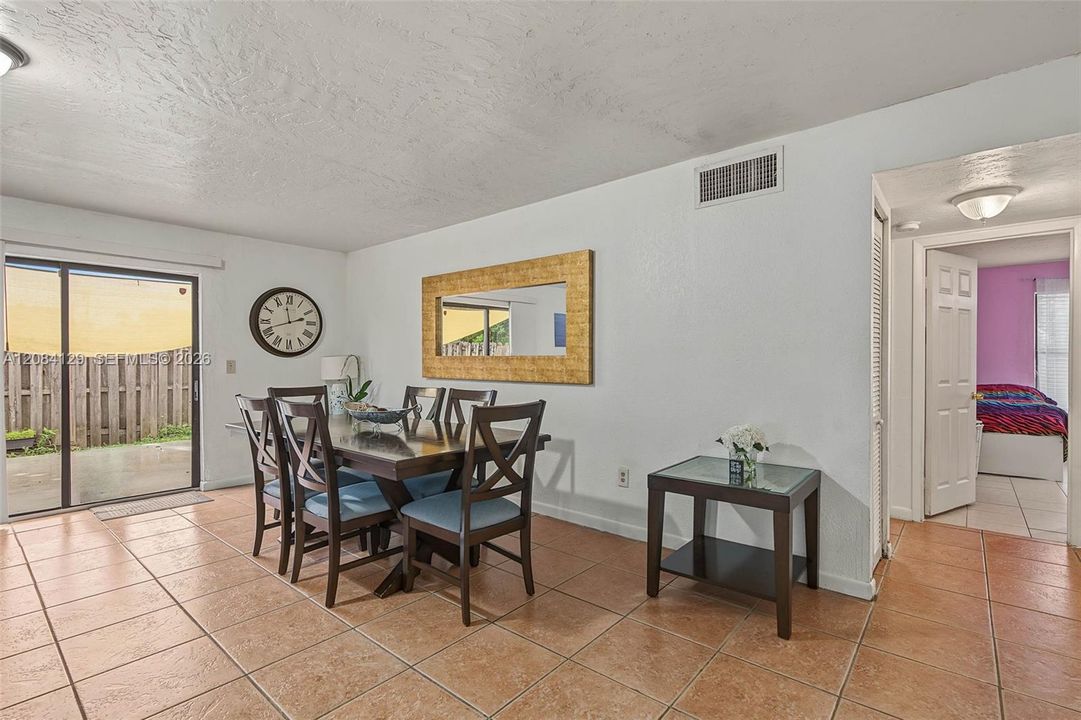 Activo con contrato: $294,900 (3 camas, 1 baños, 1200 Pies cuadrados)