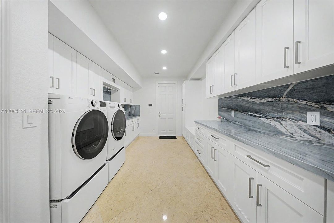 For Sale: $2,695,000 (5 beds, 5 baths, 5213 Square Feet)