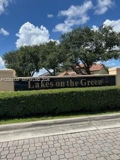 Lakes on the Green Entrance