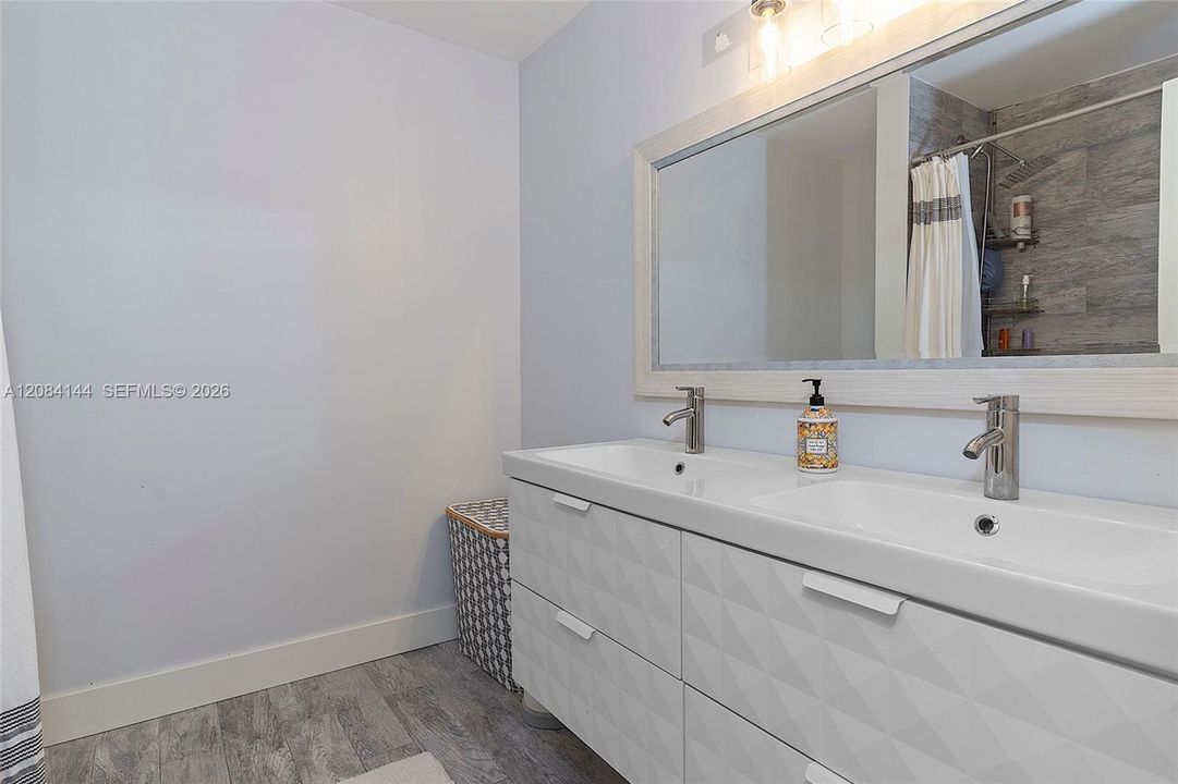 For Rent: $3,900 (3 beds, 2 baths, 1900 Square Feet)