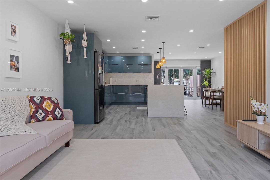 For Rent: $3,900 (3 beds, 2 baths, 1900 Square Feet)
