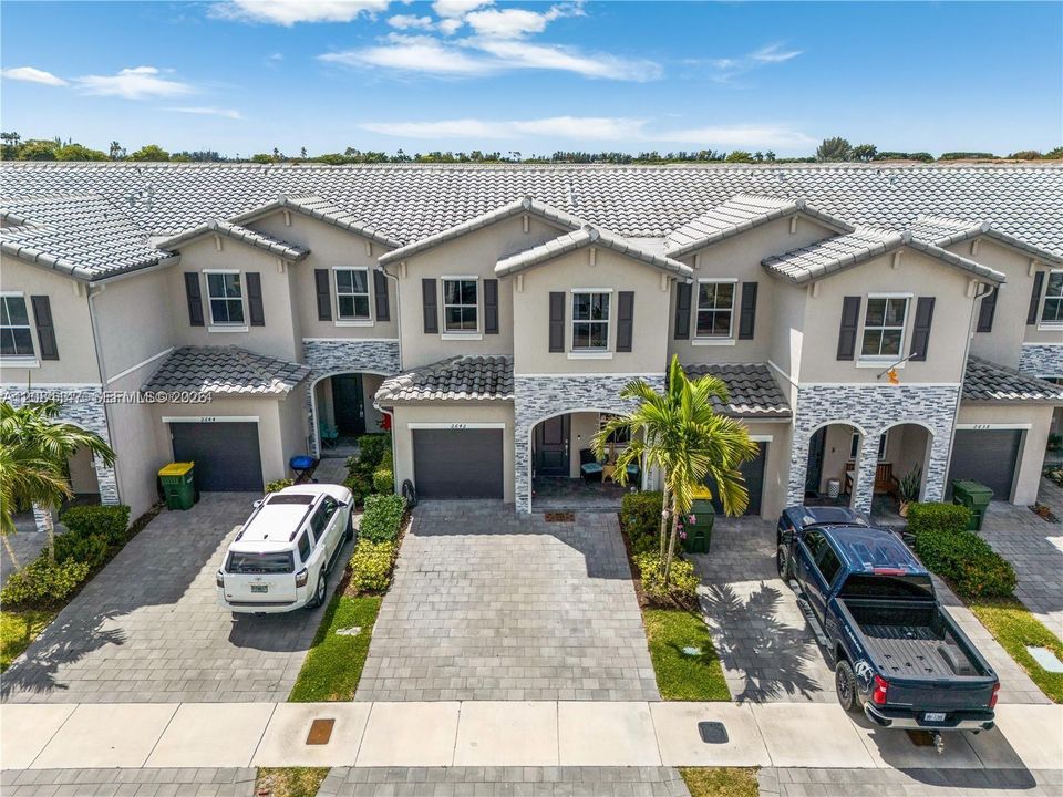 For Rent: $2,650 (3 beds, 2 baths, 1695 Square Feet)
