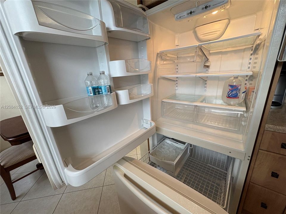 На продажу: $99,000 (2 спален, 2 ванн, 902 Квадратных фут)
