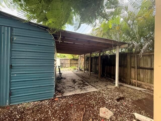 side of Blue storage 520