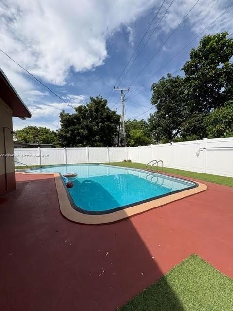 For Rent: $3,500 (4 beds, 2 baths, 1447 Square Feet)