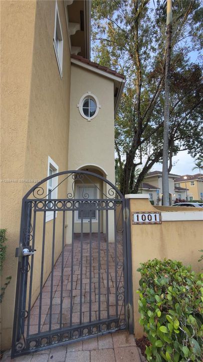 For Rent: $2,600 (3 beds, 3 baths, 1527 Square Feet)