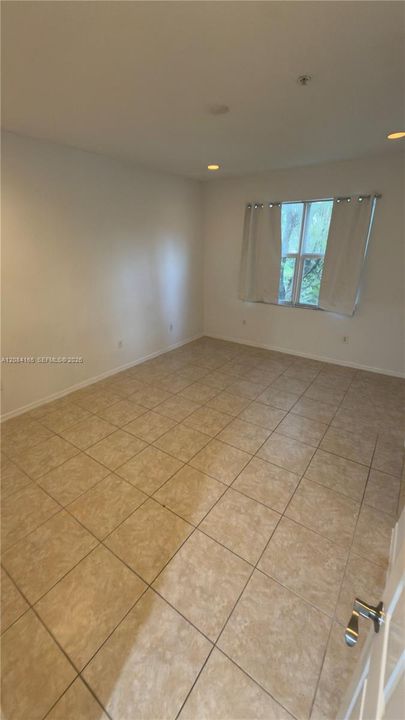 For Rent: $2,600 (3 beds, 3 baths, 1527 Square Feet)