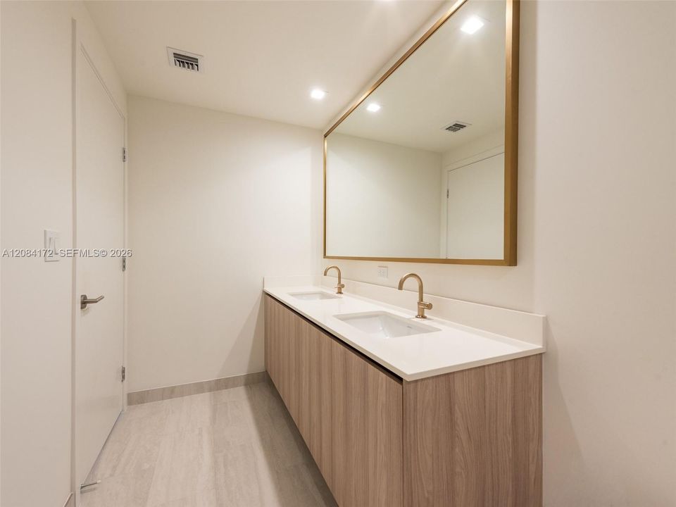 For Rent: $4,200 (1 beds, 1 baths, 833 Square Feet)
