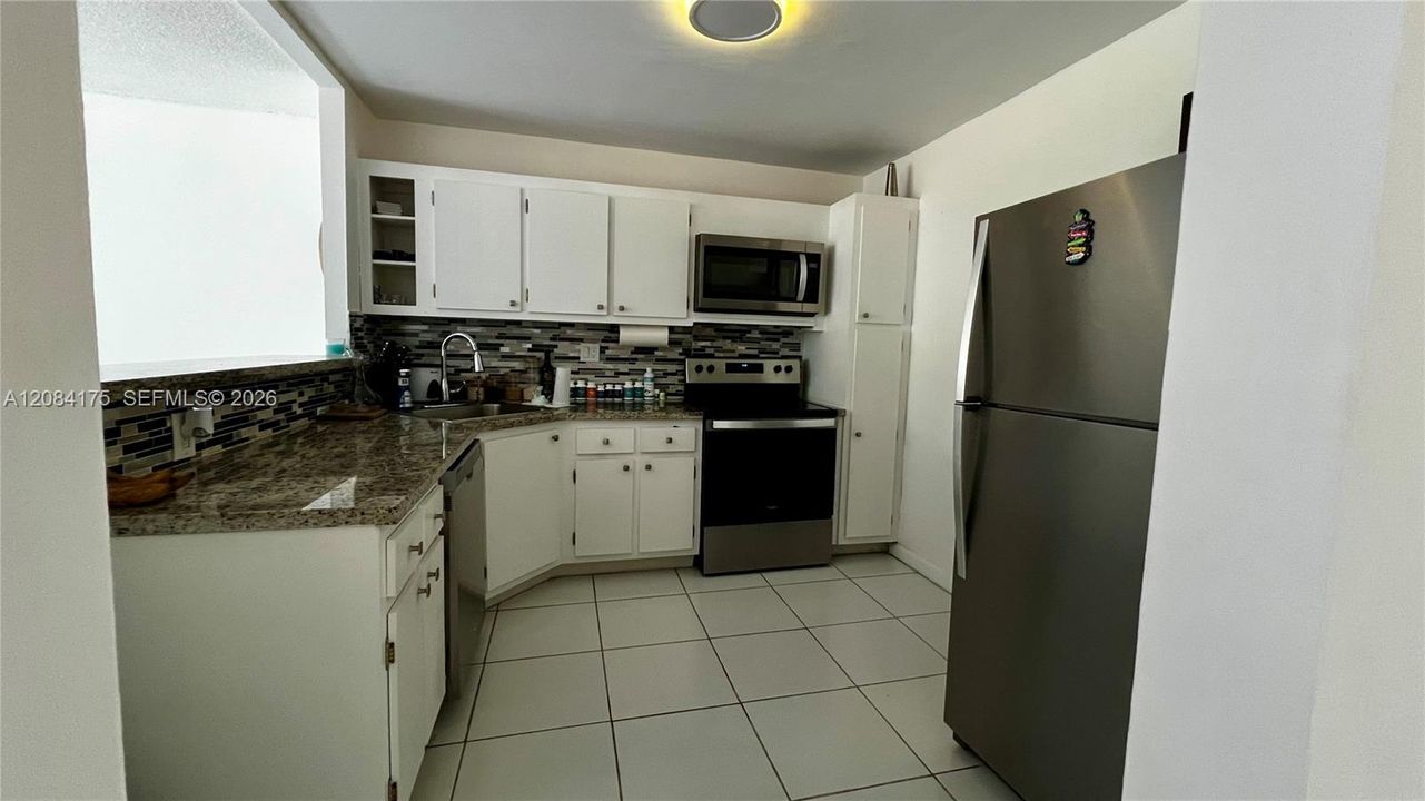 For Sale: $190,000 (1 beds, 1 baths, 887 Square Feet)