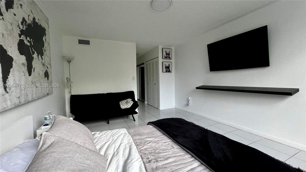For Sale: $190,000 (1 beds, 1 baths, 887 Square Feet)