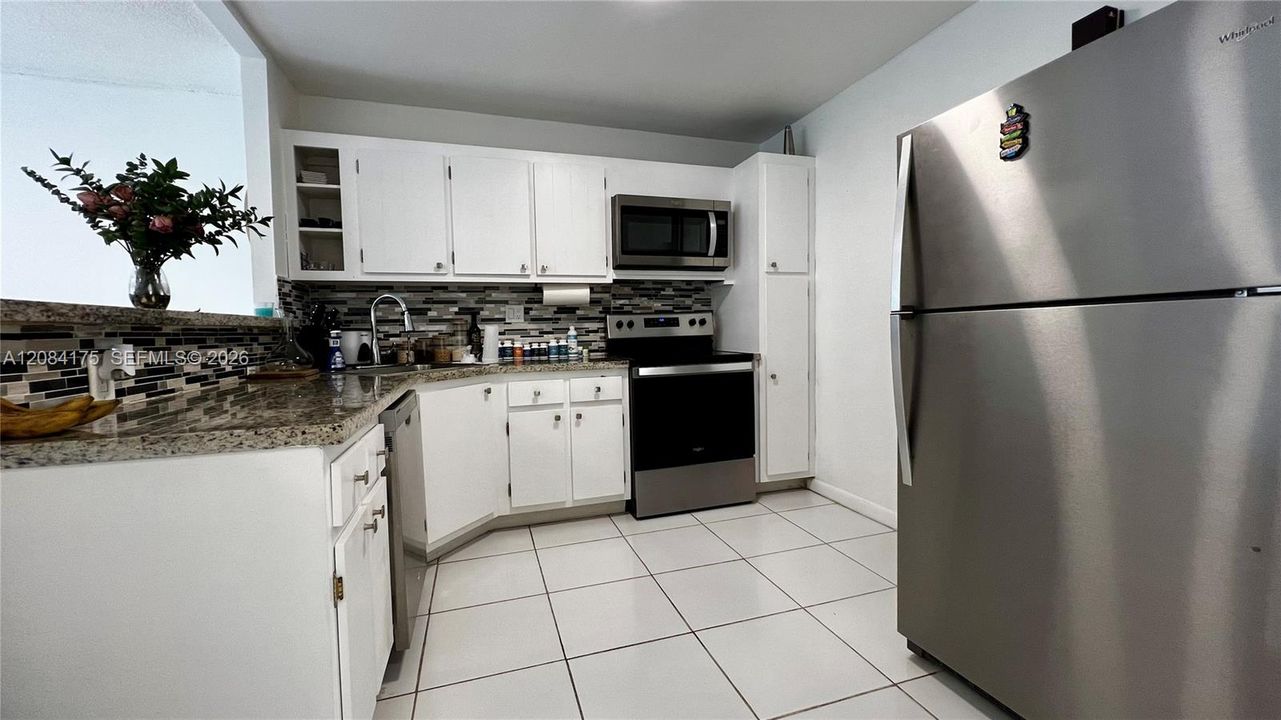 For Sale: $190,000 (1 beds, 1 baths, 887 Square Feet)