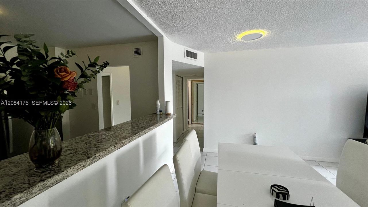 For Sale: $190,000 (1 beds, 1 baths, 887 Square Feet)