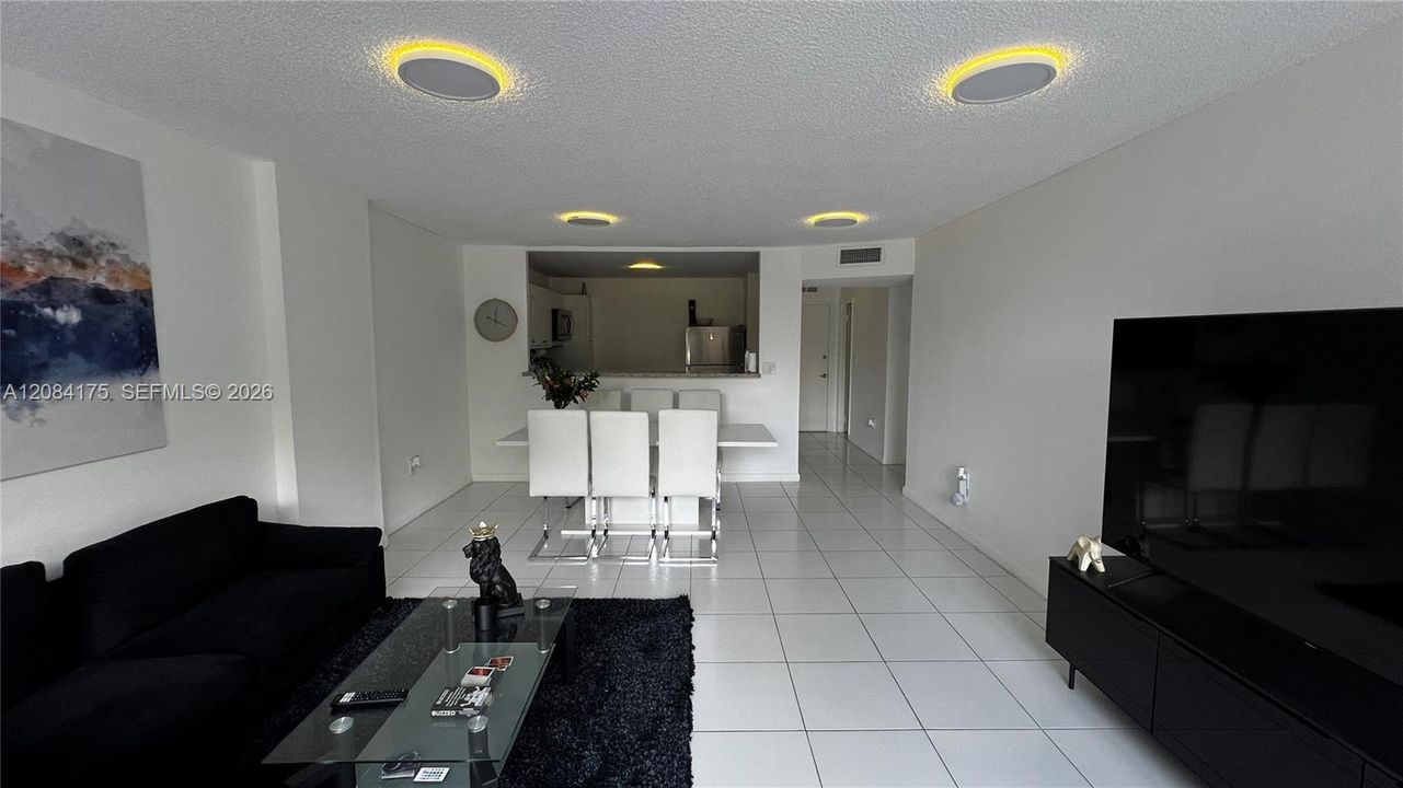 For Sale: $190,000 (1 beds, 1 baths, 887 Square Feet)