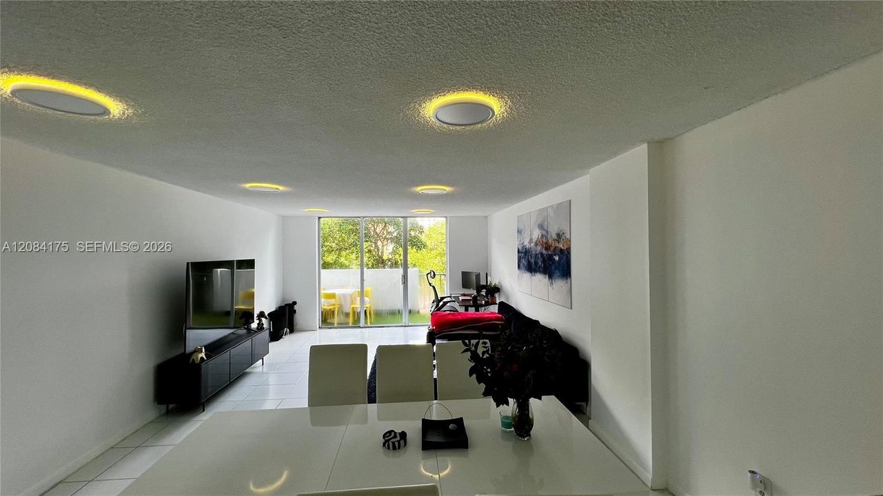 For Sale: $190,000 (1 beds, 1 baths, 887 Square Feet)