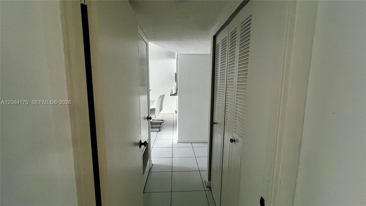For Sale: $190,000 (1 beds, 1 baths, 887 Square Feet)