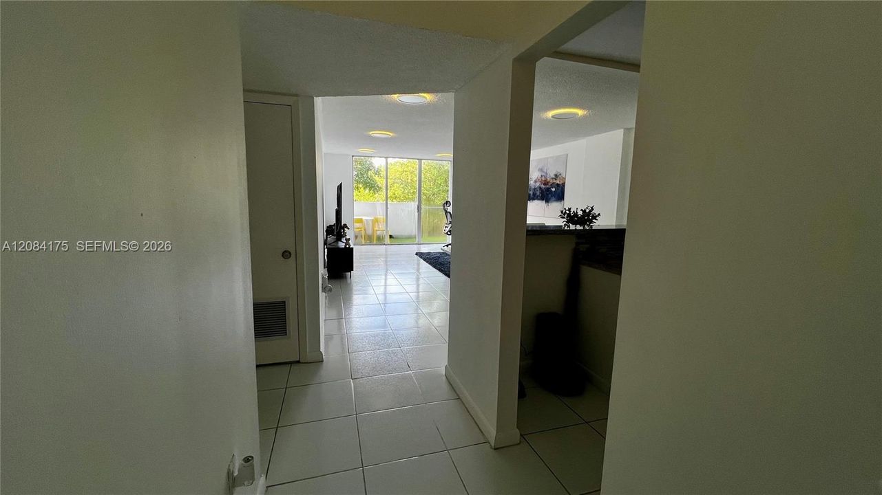 For Sale: $190,000 (1 beds, 1 baths, 887 Square Feet)
