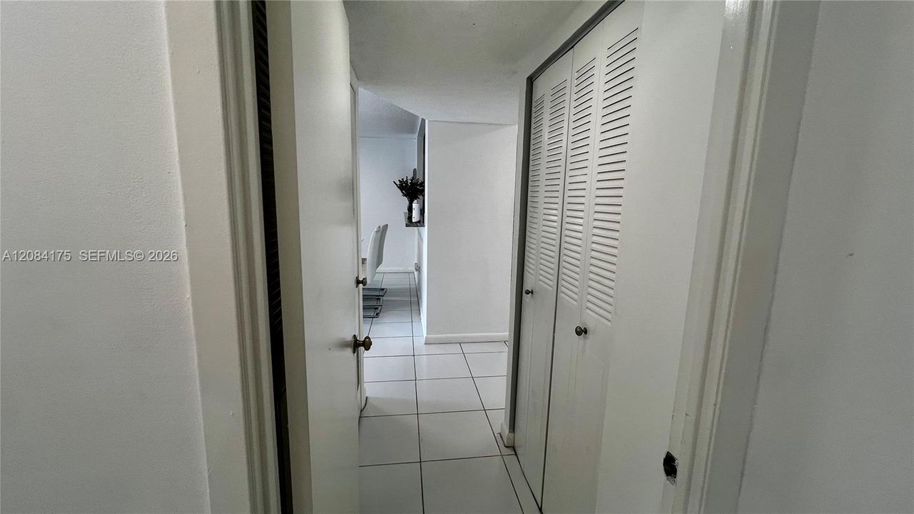 For Sale: $190,000 (1 beds, 1 baths, 887 Square Feet)