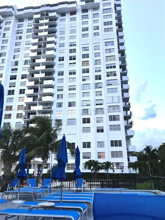 For Sale: $190,000 (1 beds, 1 baths, 887 Square Feet)