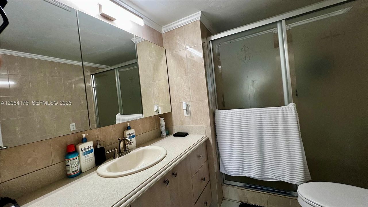 For Sale: $190,000 (1 beds, 1 baths, 887 Square Feet)