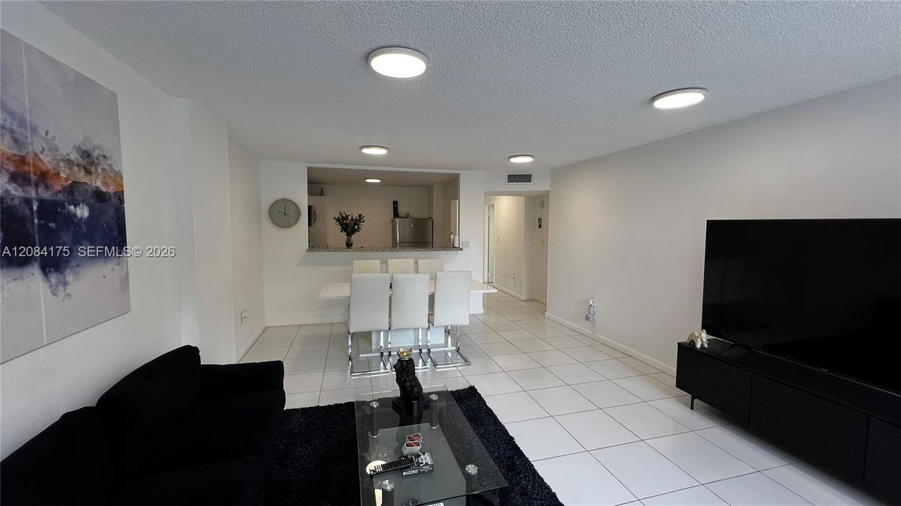 For Sale: $190,000 (1 beds, 1 baths, 887 Square Feet)