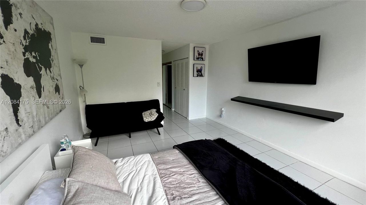 For Sale: $190,000 (1 beds, 1 baths, 887 Square Feet)