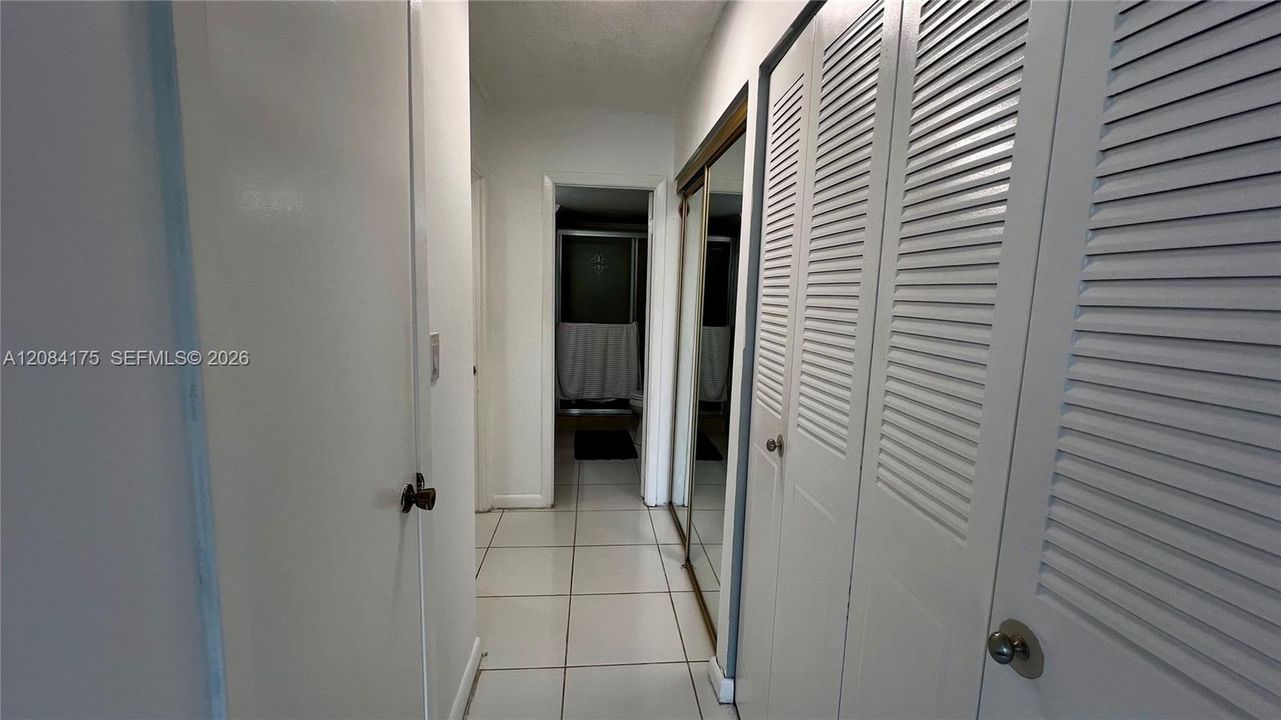 For Sale: $190,000 (1 beds, 1 baths, 887 Square Feet)