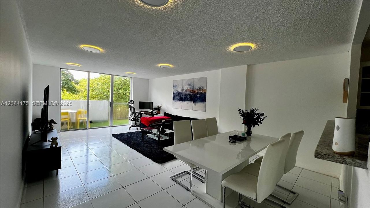 For Sale: $190,000 (1 beds, 1 baths, 887 Square Feet)