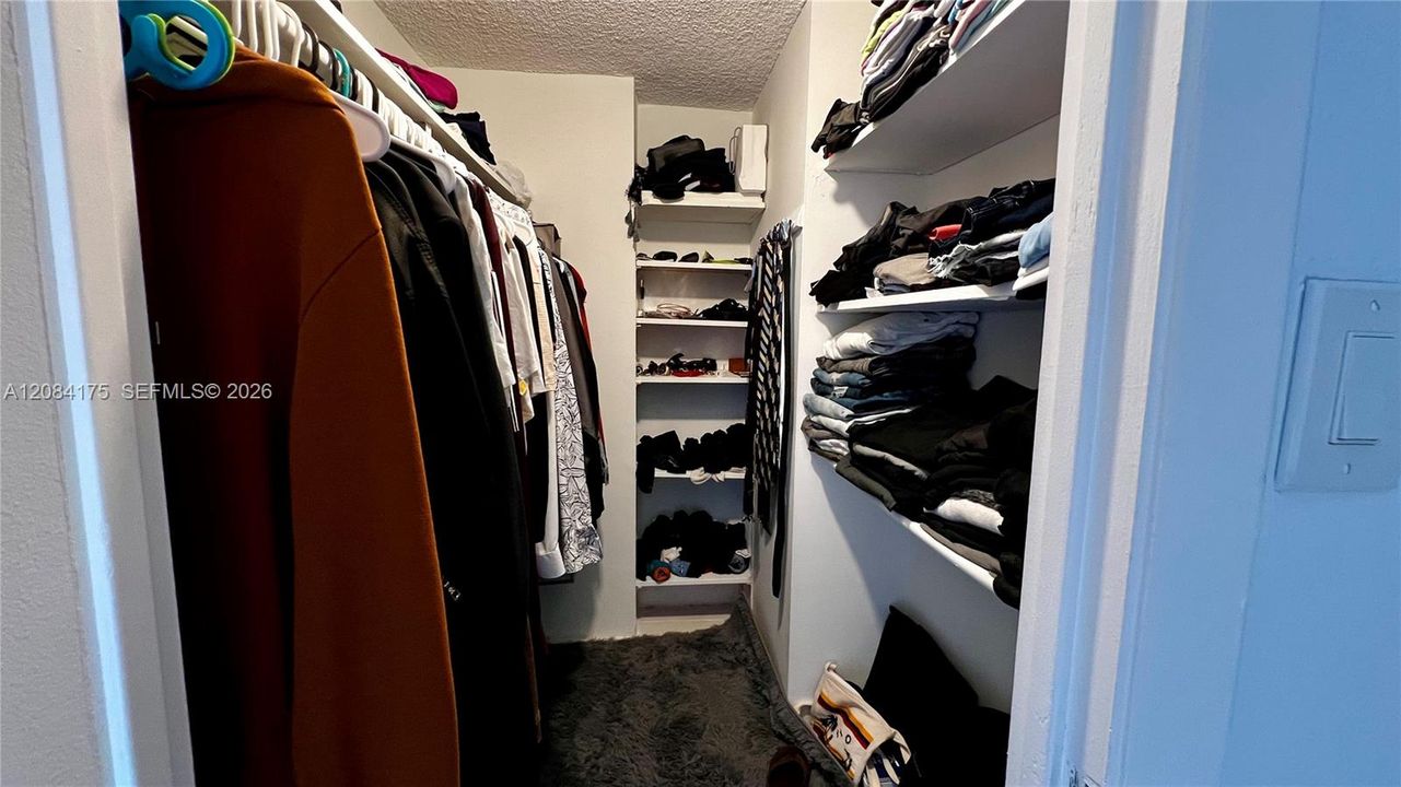 For Sale: $190,000 (1 beds, 1 baths, 887 Square Feet)