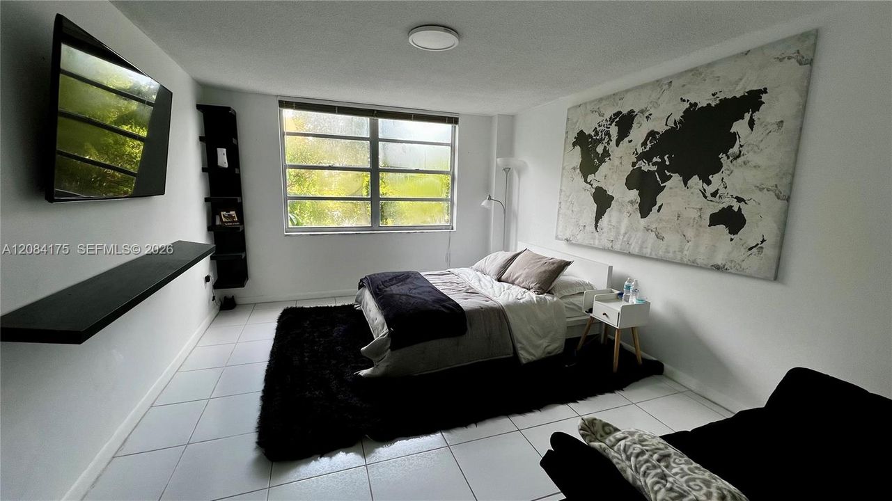 For Sale: $190,000 (1 beds, 1 baths, 887 Square Feet)
