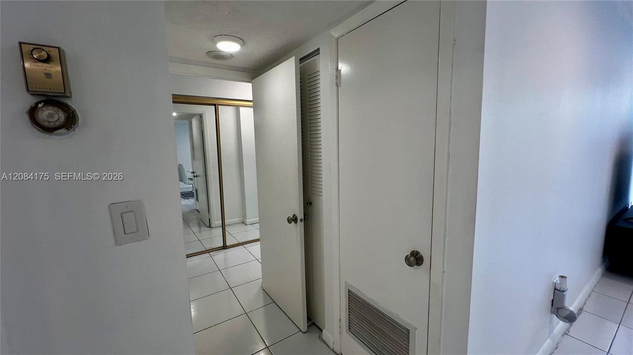For Sale: $190,000 (1 beds, 1 baths, 887 Square Feet)
