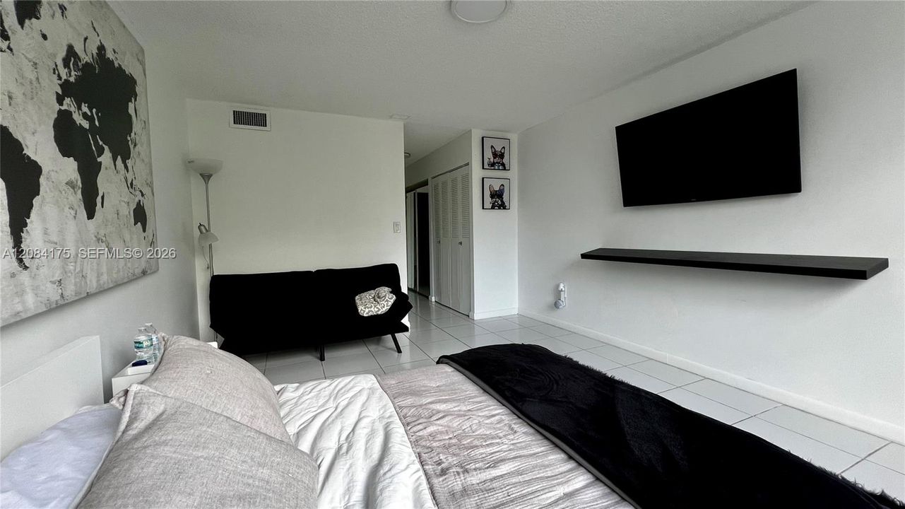 For Sale: $190,000 (1 beds, 1 baths, 887 Square Feet)