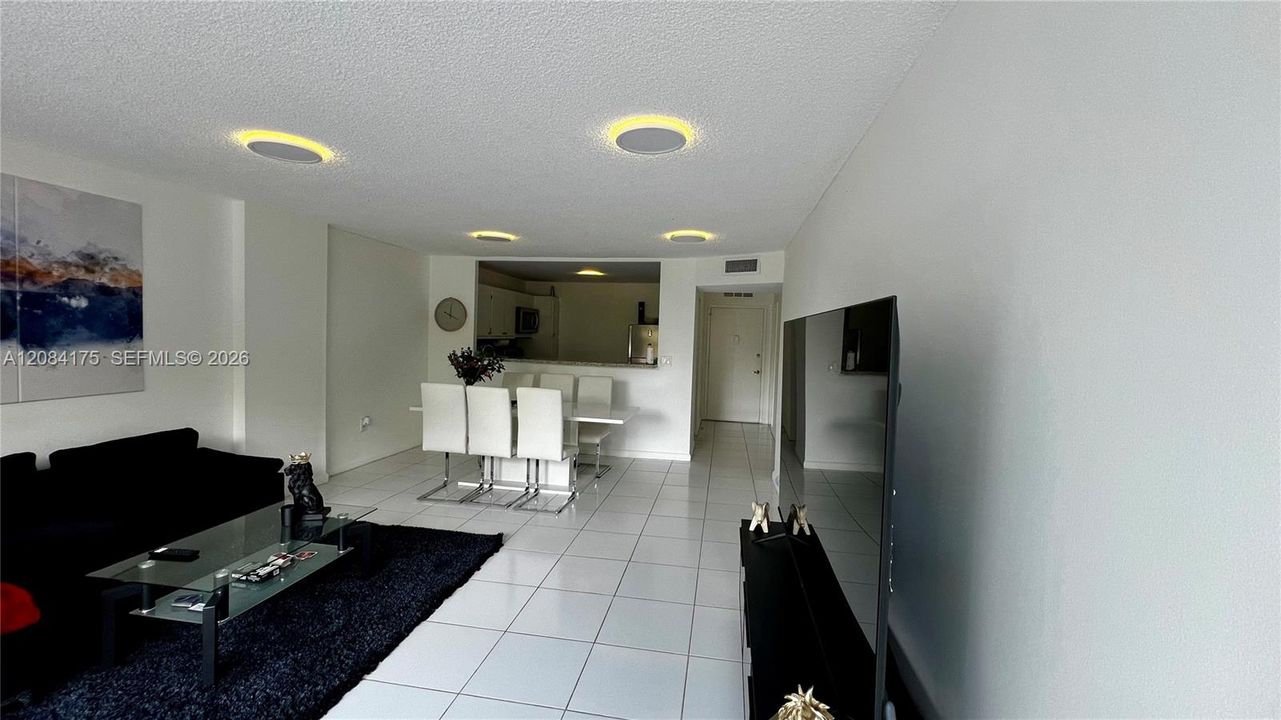For Sale: $190,000 (1 beds, 1 baths, 887 Square Feet)