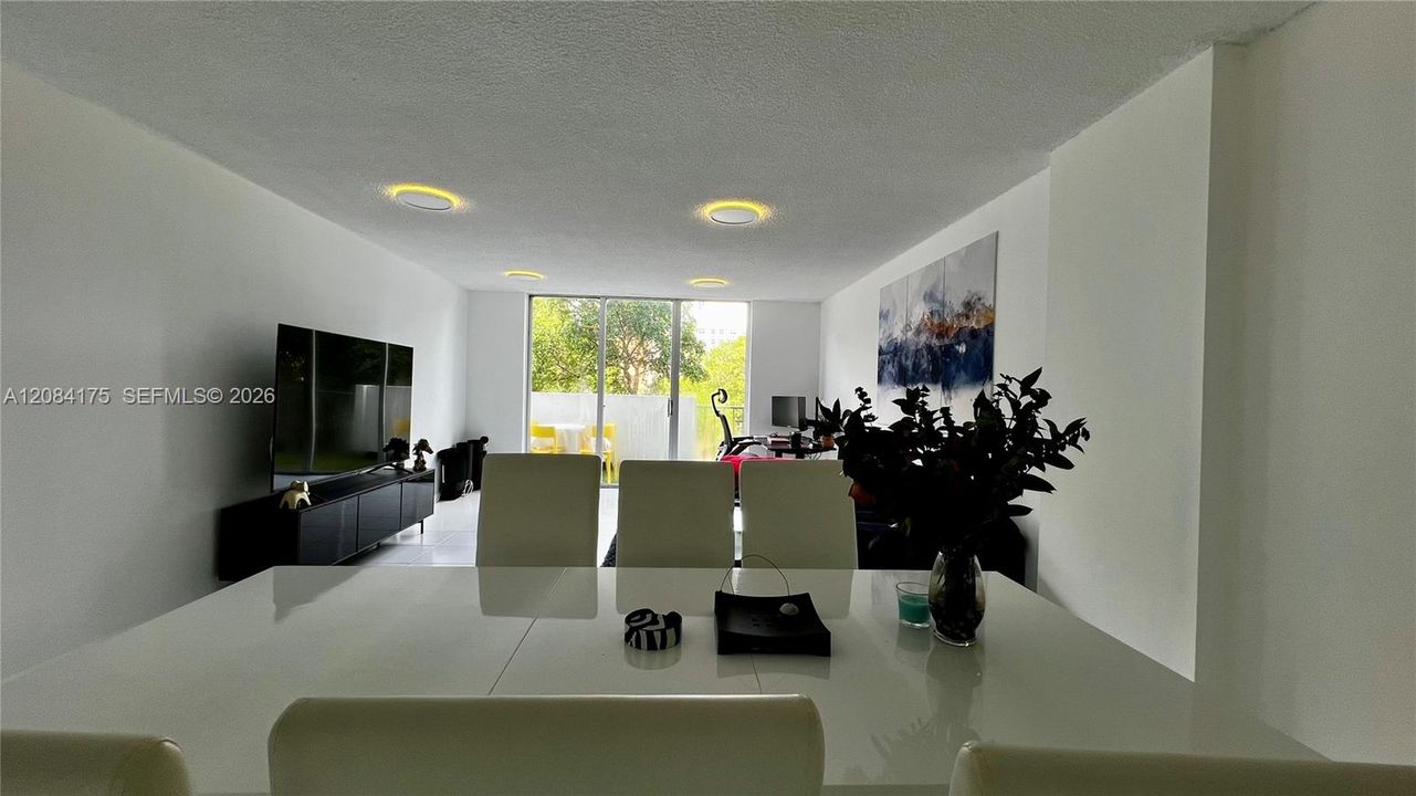 For Sale: $190,000 (1 beds, 1 baths, 887 Square Feet)