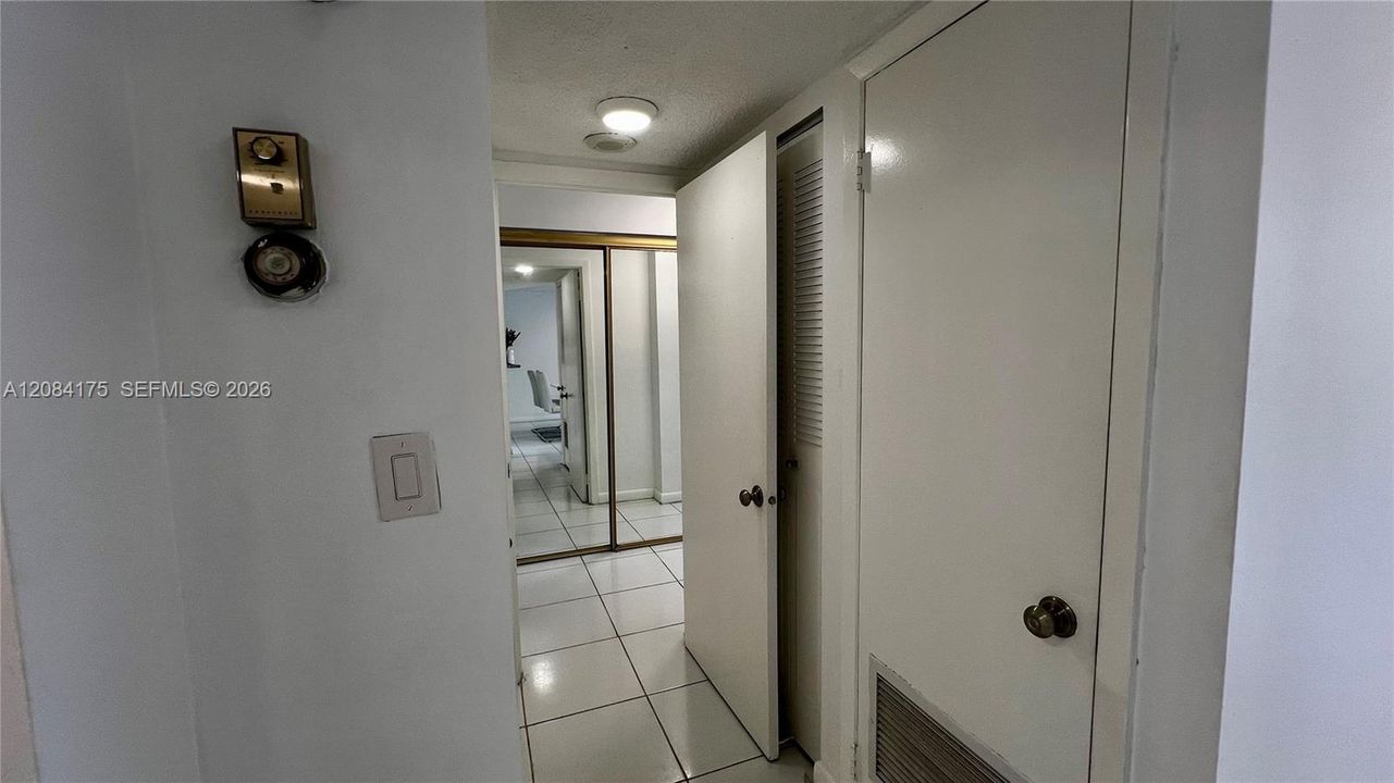 For Sale: $190,000 (1 beds, 1 baths, 887 Square Feet)