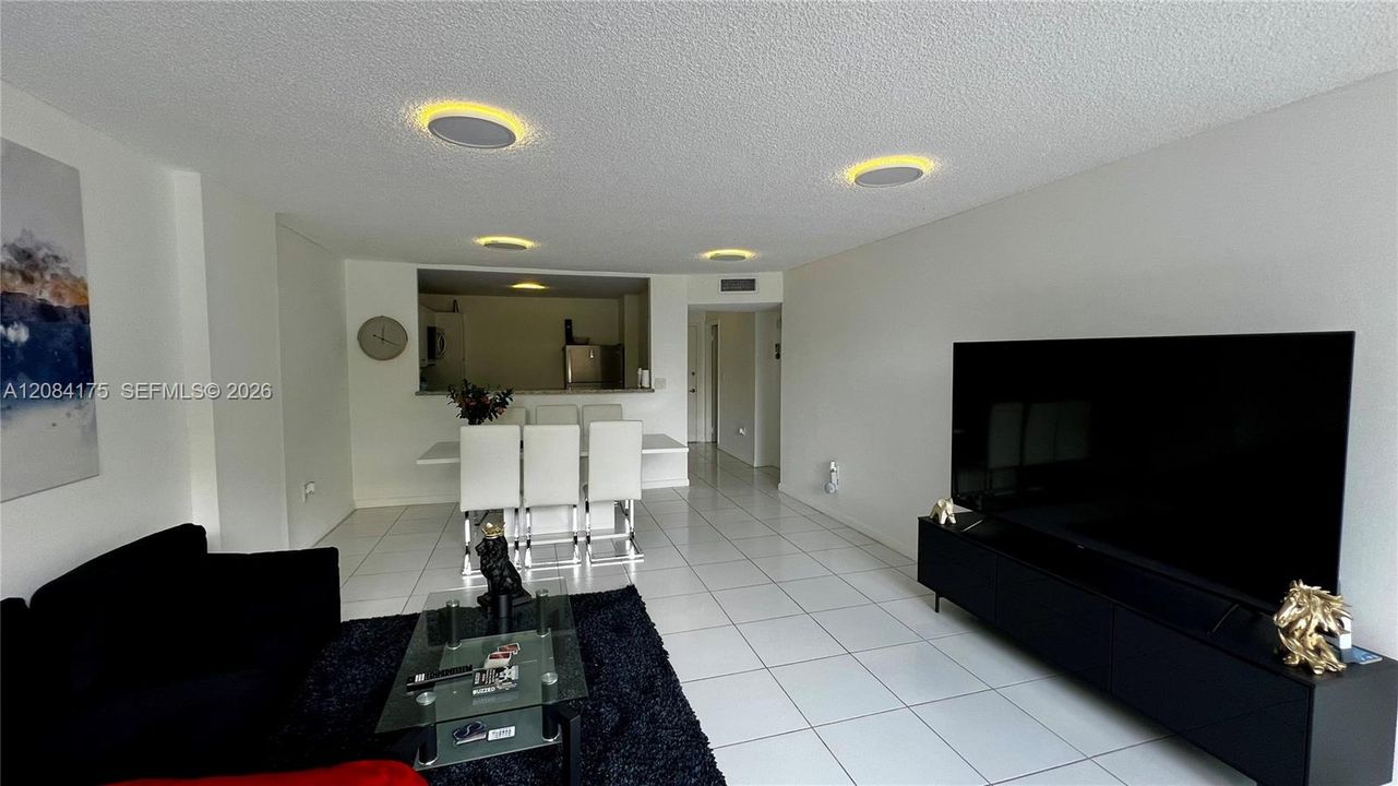 For Sale: $190,000 (1 beds, 1 baths, 887 Square Feet)