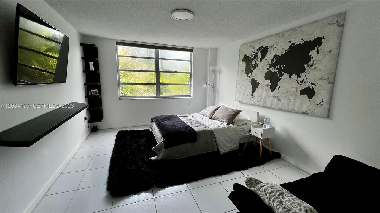 For Sale: $190,000 (1 beds, 1 baths, 887 Square Feet)