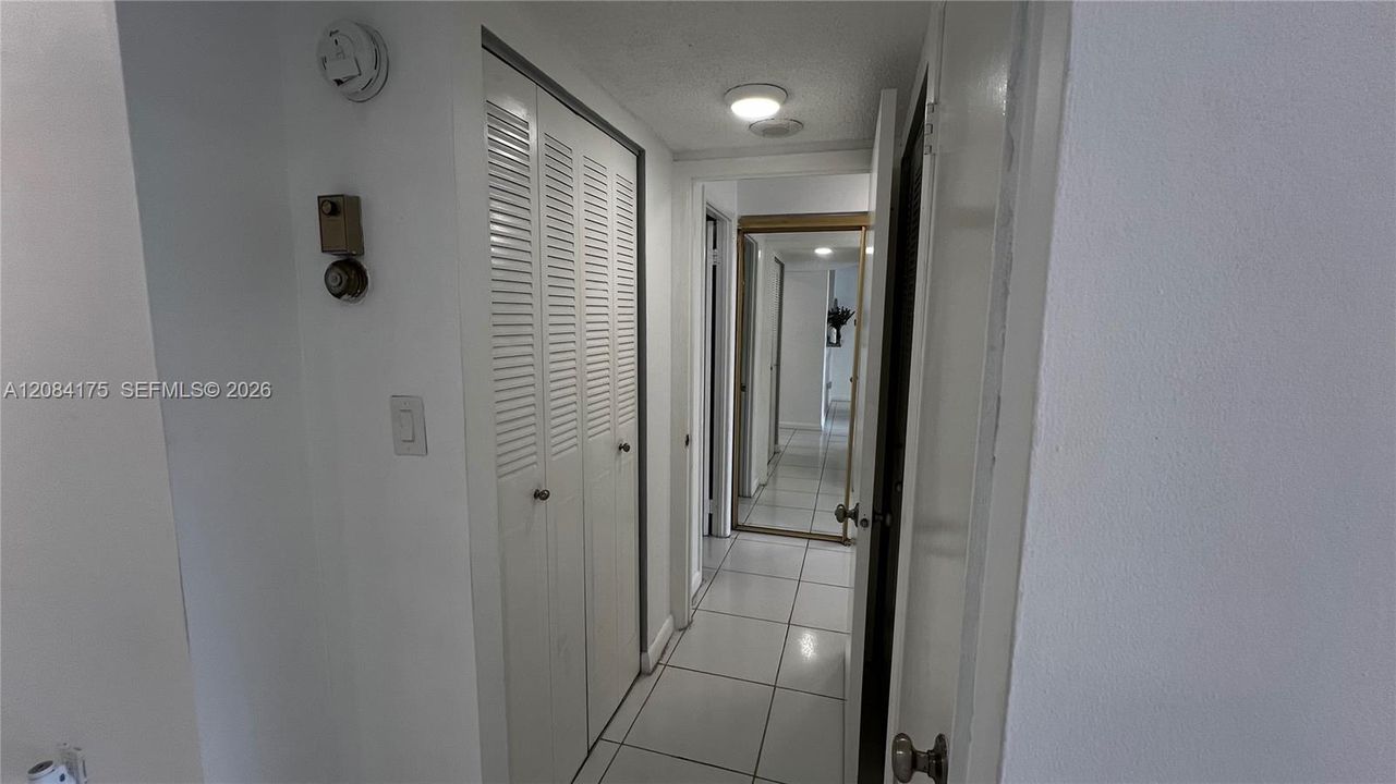 For Sale: $190,000 (1 beds, 1 baths, 887 Square Feet)