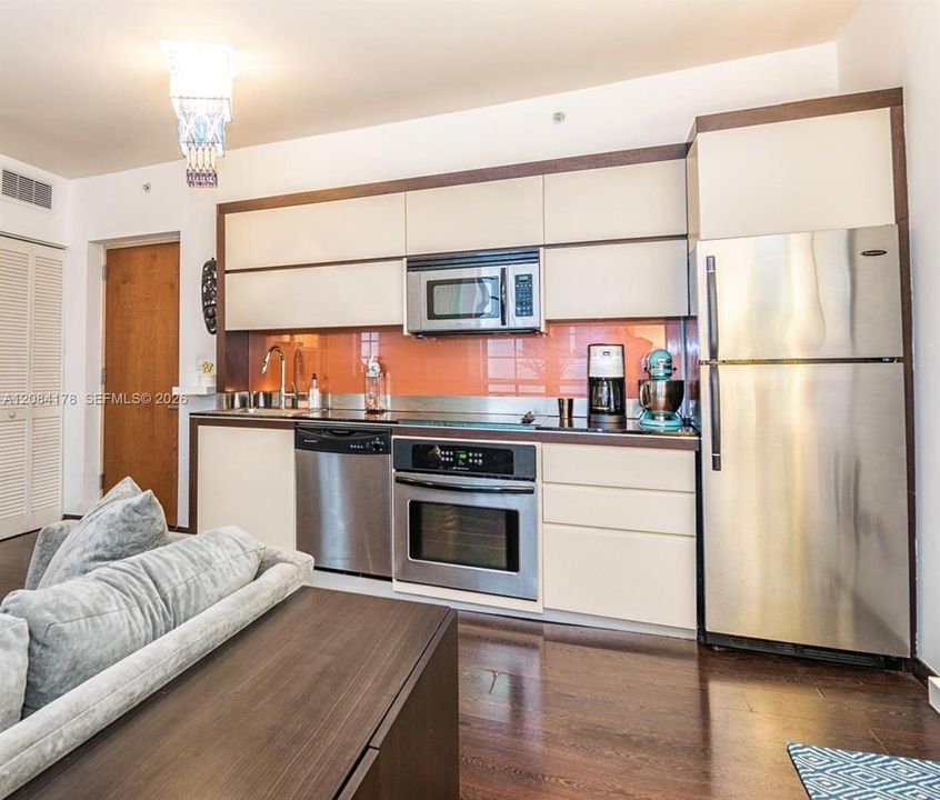 For Rent: $2,800 (1 beds, 1 baths, 579 Square Feet)