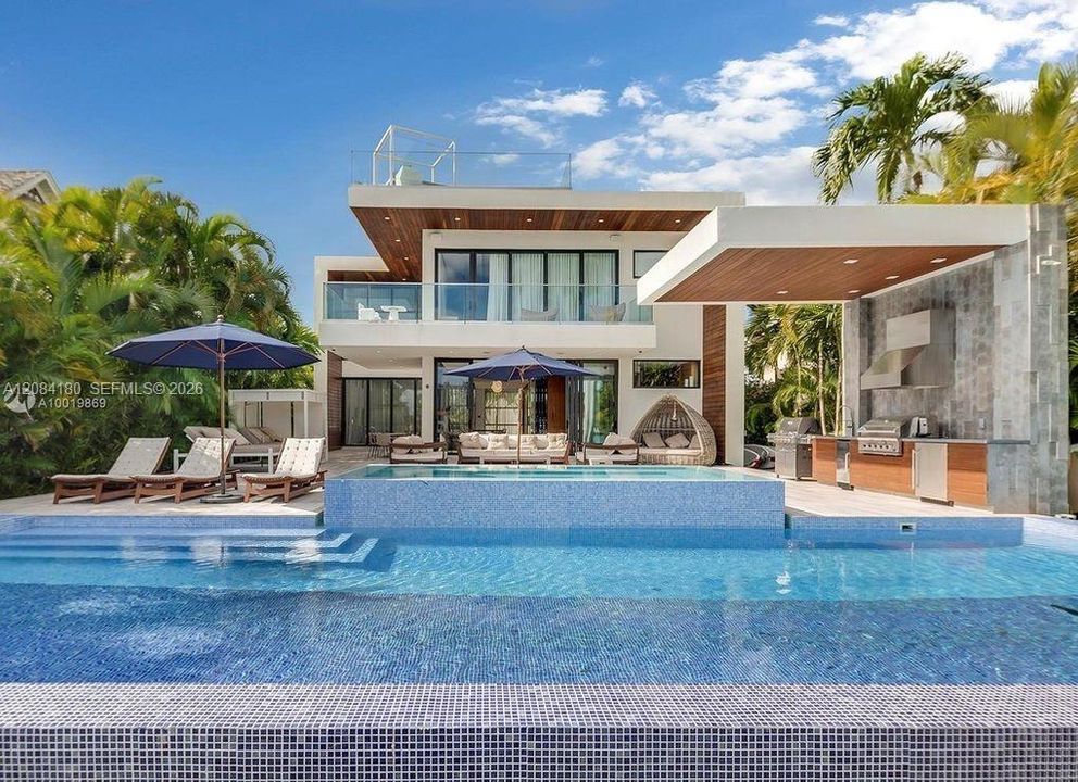 В аренду: $65,000 (4 спален, 4 ванн, 4138 Квадратных фут)