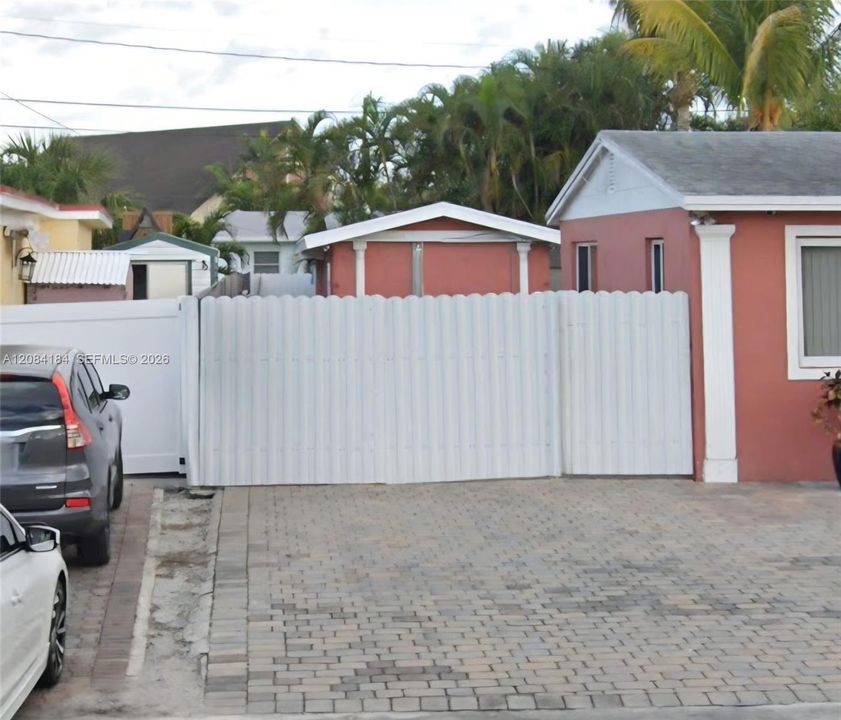 For Rent: $1,400 (1 beds, 1 baths, 1516 Square Feet)