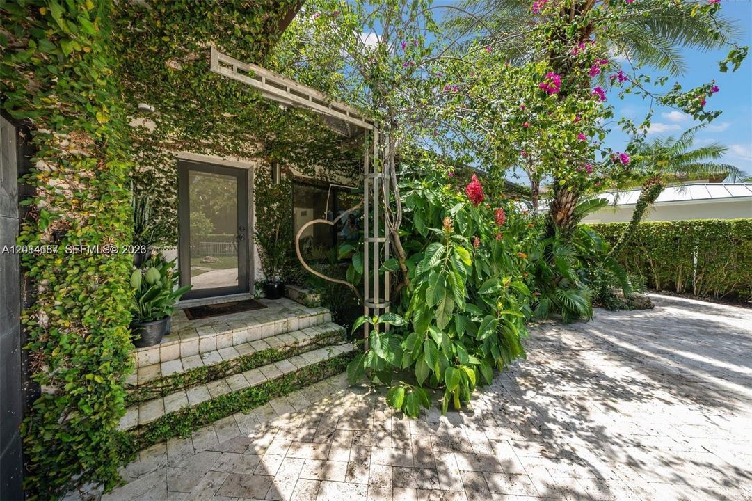 For Rent: $15,000 (3 beds, 2 baths, 1429 Square Feet)