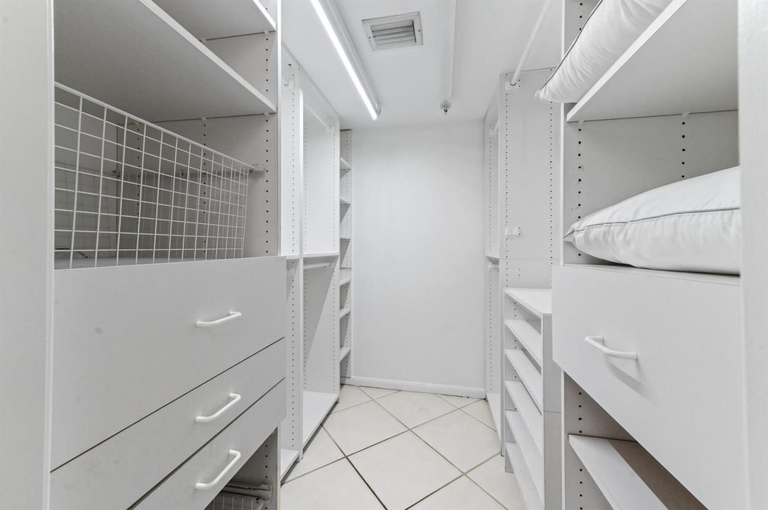 WALKIN CLOSET BR 1