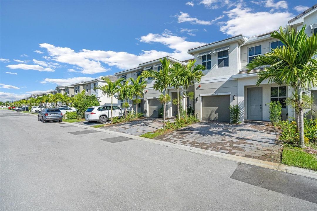 For Sale: $699,888 (4 beds, 3 baths, 1938 Square Feet)